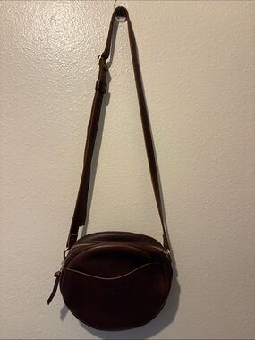Portland leather large circle crossbody - color coldbrew